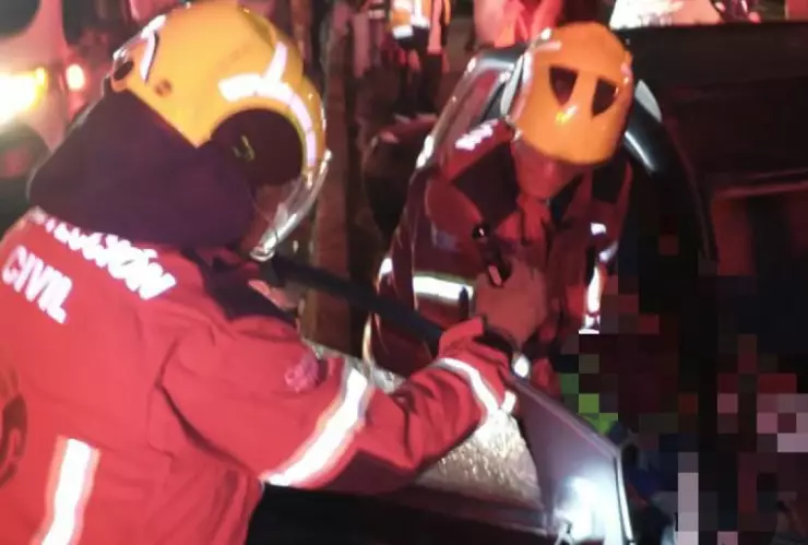 Vehículo se impacta contra estructura en la México-Puebla