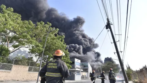 Recuento de daños por incendio en fábrica de Guadalajara al límite de Tlaquepaque desata evacuaciones y moviliza a bomberos