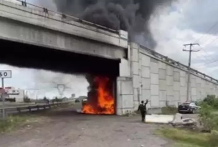 Incendio causa alarma en la autopista Puebla-Tlaxcala hoy 3 de octubre de 2025