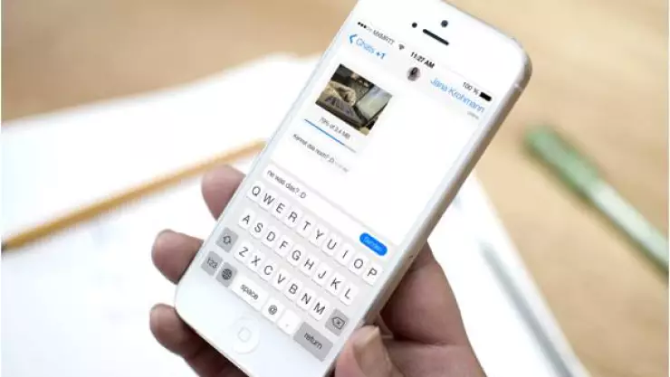 ¿Qué significa y para qué sirve la bandera en los mensajes de WhatsApp?