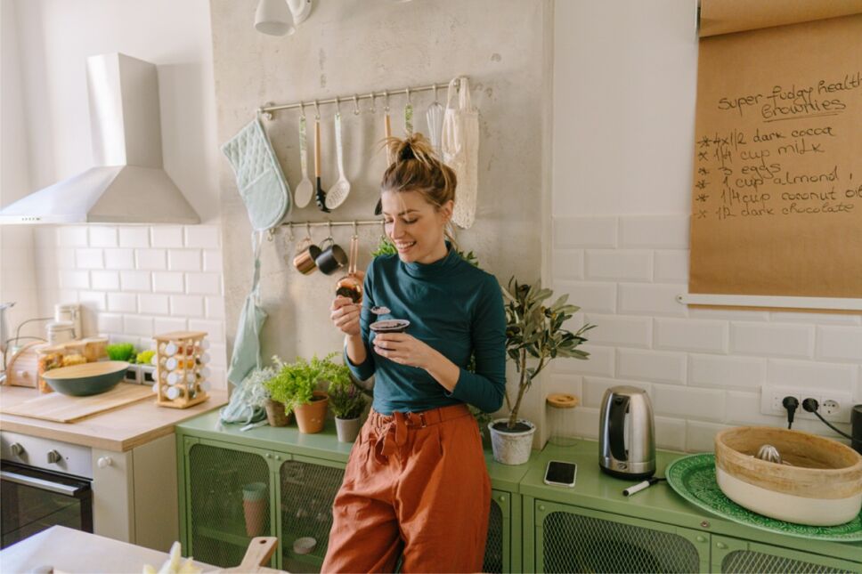 mujer comiendo en su cocina