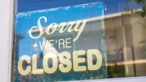 Un cartel de “disculpe, estamos cerrados” colgado en una puerta.