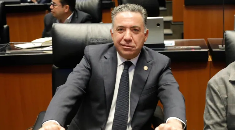 Enrique Inzunza regresa al Senado y recupera fuero tras licencia exprés.