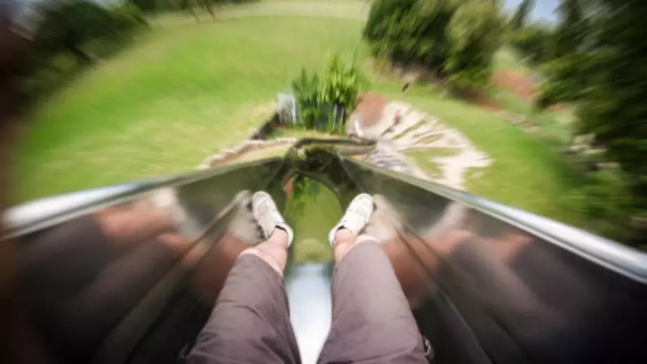 Niña muere al caer de una resbaladilla en su escuela