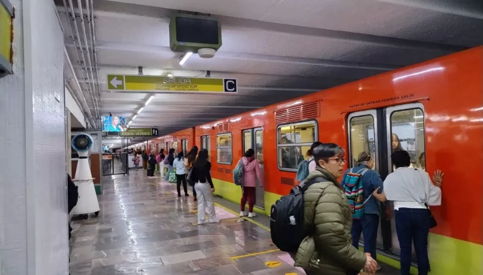 Captan a joven rayando el vagón del Metro CDMX