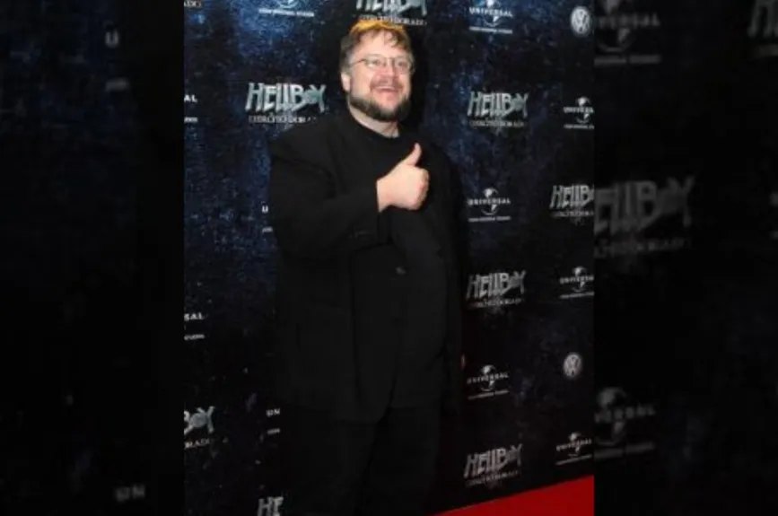 Guillermo del Toro saludando.jpg