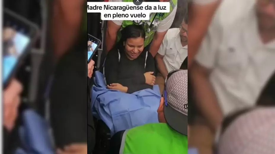 Pasajera da a luz en pleno vuelo que aterrizó en Cancún.jpg