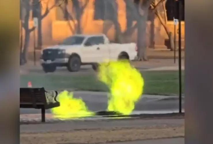 Estudiantes captan video del momento en que llamas de color verde emergían de una alcantarilla en Texas