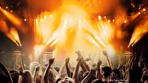 dj escupe alcohol asistentes fiesta.jpg