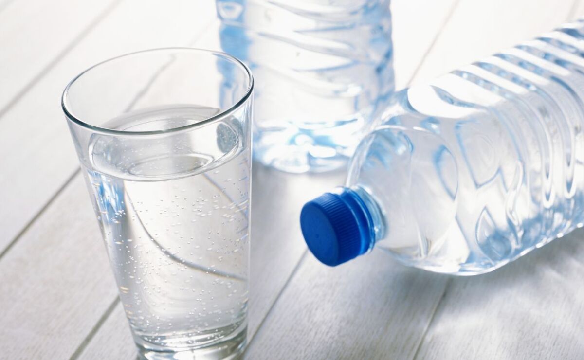 Por qué razón es dañina el agua embotellada y tendría que sustituirse, según un estudio