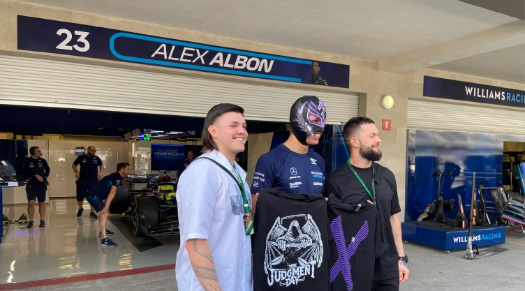 Alexander Albon recibe a luchadores de la WWE.jpg
