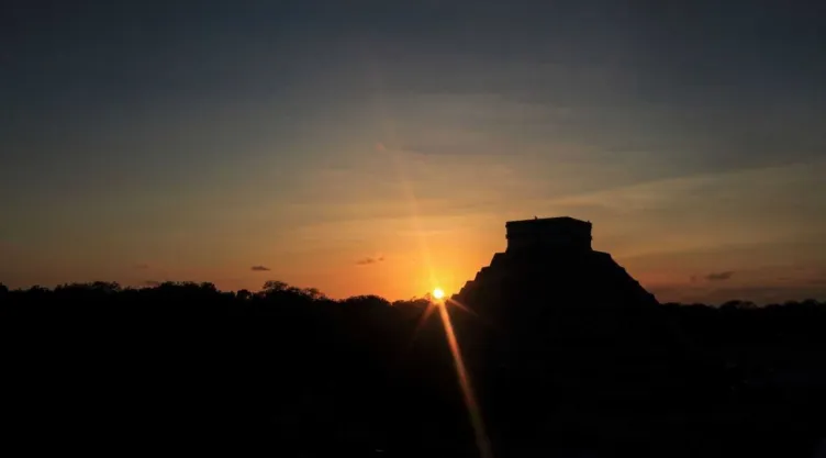 Chichén Itzá es un complejo de ruinas mayas famoso ubicado en la península de Yucatán de México.