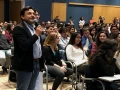 Esteban Macias interactuando con los universitarios de la UP