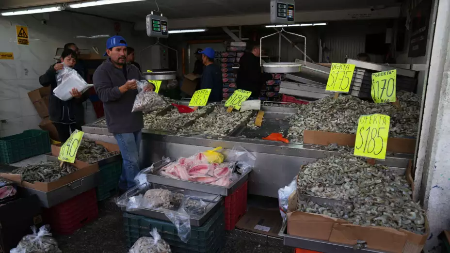 Vendedores de mariscos en un mercado de Guadalajara, Jalisco.
