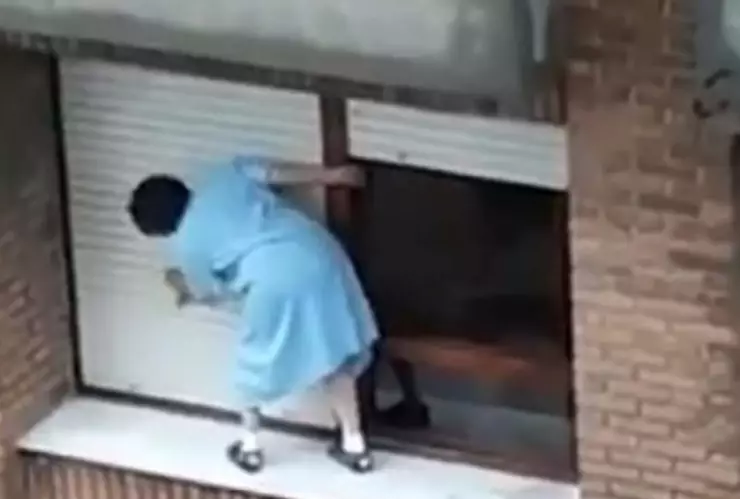 mujer limpia ventanas.jpg