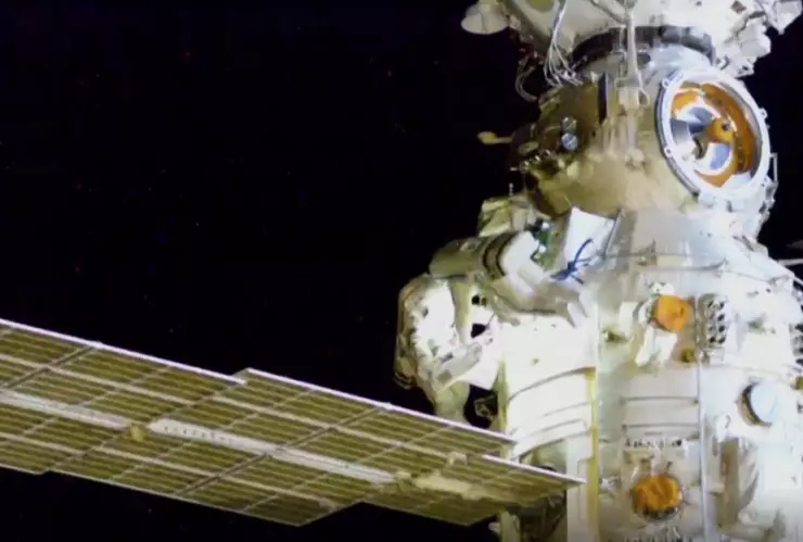 Cosmonautas realizan caminata fuera de estación espacial internacional