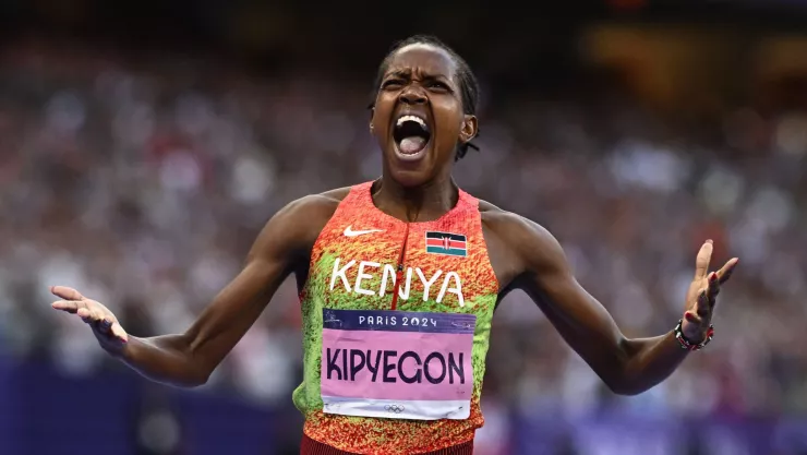 Faith Kipyegon impuso un récord olímpico