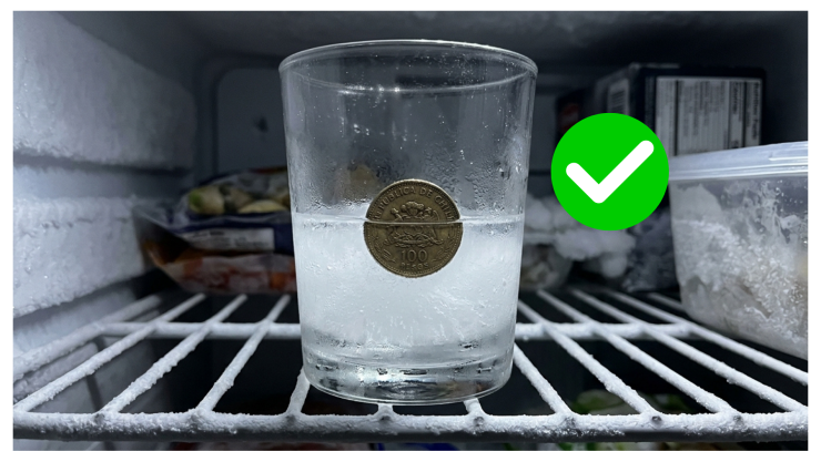 vaso de agua moneda congelador