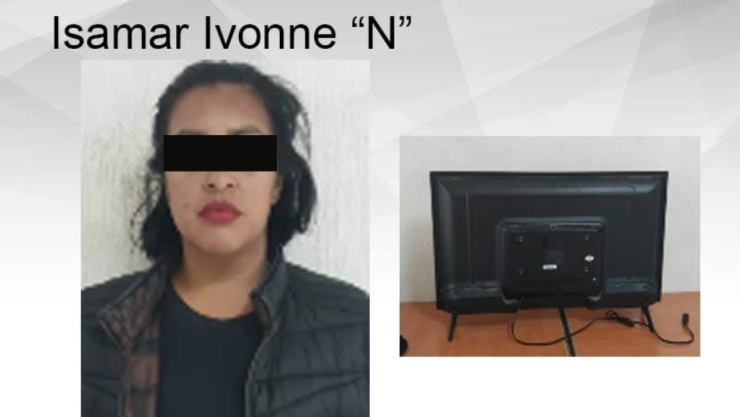 ¡La cacharon!, mujer se roba televisión de un hotel