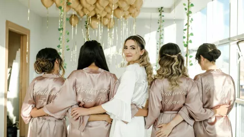 Las damas de honor aportan armonía, estilo y elegancia a cada celebración, por eso, sus peinados son fundamentales.