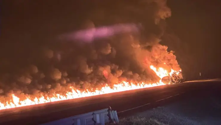 Remolque se incendia en la autopista Totomoxtle - Tihuatlán