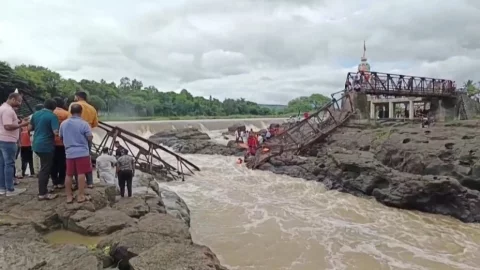 Colapsa puente en la India; reportan 2 muertos y más de 30 heridos 