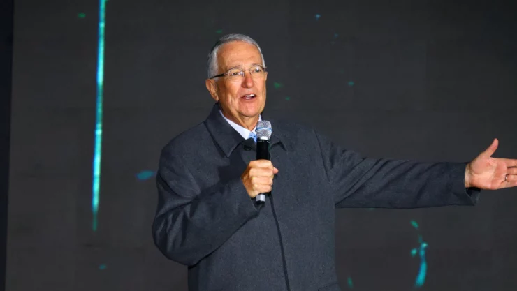 Ricardo Salinas en disposición para resolver conflictos fiscales con el gobierno