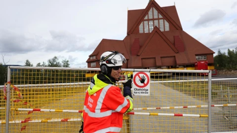 Foto del traslado de la iglesia de Kiruna, Suecia, el 19 de agosto de 2025.