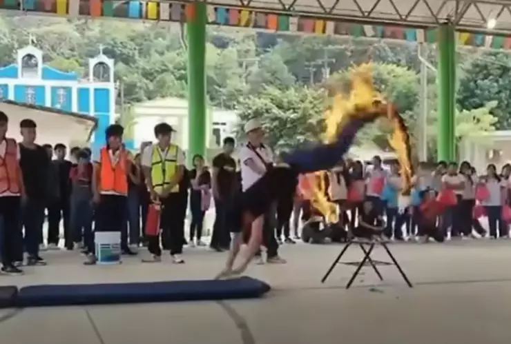 Video viral: accidente en acrobacia con fuego durante desfile en Chiapas