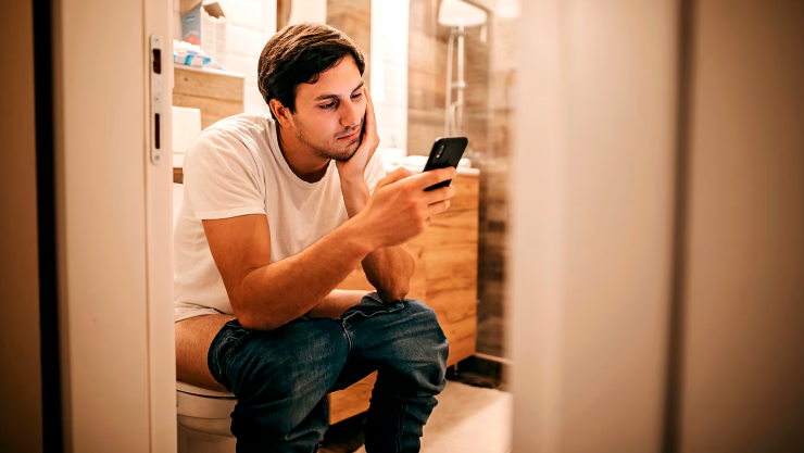 Usar el celular en el baño