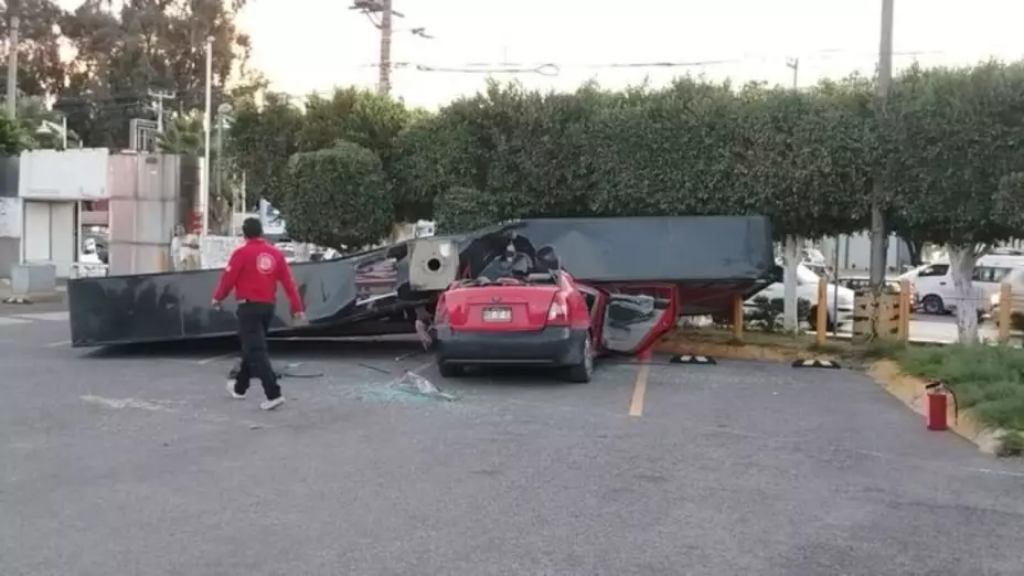 Espectacular cayó sobre un auto en Coacalco, Estado de México.