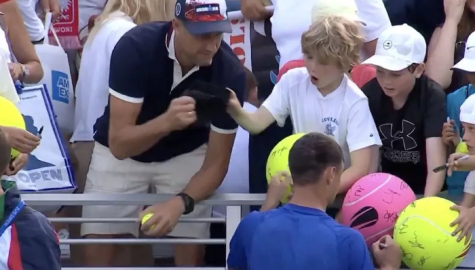 Piotr Szczerek, CEO multimillonario, arrebata gorra autografiada a niño en Abierto de Estados Unidos
