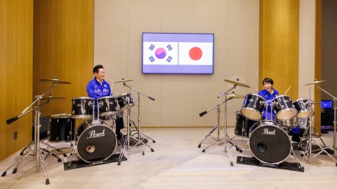 Líderes de Japón y Corea del Sur tocan K-pop tras histórica cumbre (VIDEO)