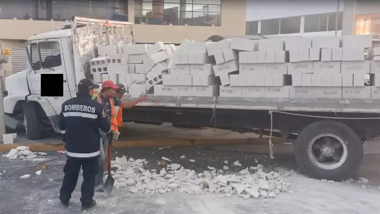 VIDEO_ Fuerte accidente de camión que transportaba materiales para construcción