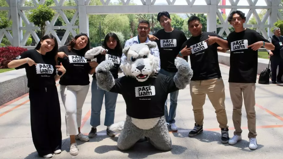 Estudiantes celebran el acuerdo del Pase directo UAM 2025 del Colegio de Bachilleres.