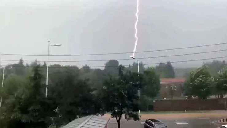 china_rayos_poste_de_luz
