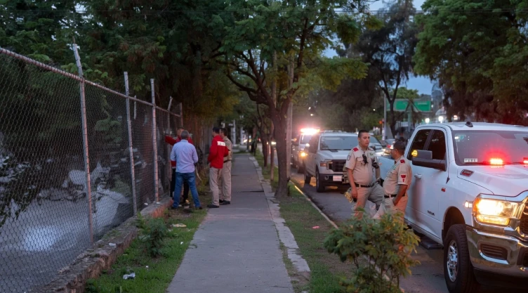 Mujer-embarazada-y-menor-caen-a-canal_-bomberos-de-Guadalajara-y-Zapopan-las-rescatan-_2_.webp