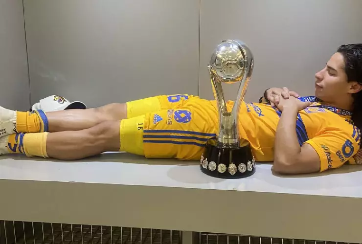 Lainez con el título de la Liga MX