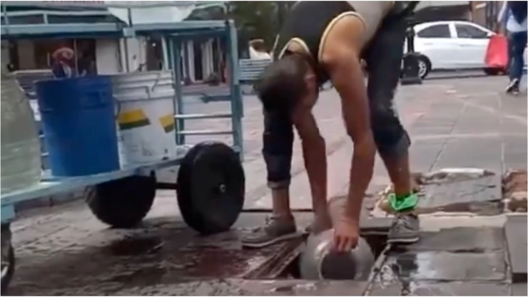 VIDEO_ ¡Asqueroso! Captan a vendedor tomando agua del caño para sus aguas frescas