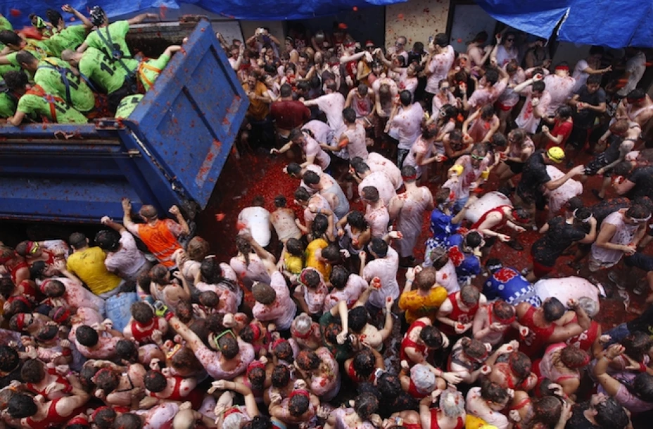 Los participantes de la Tomatina se lanzaron 130 toneladas de tomates