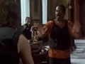 Te contamos por qué a Eddie Murphy lo atraparon con una chica trans y qué hacía con ella. (Escenas de la película ‘El negociador’ por Azteca 7)