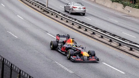 “Checo” Pérez ‘maneja’ su Red Bull desde Nueva York a Miami