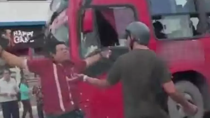 ¡VIDEO! Motociclista rompe cristal de autobús en Cancún y desata pelea en vísperas de Navidad