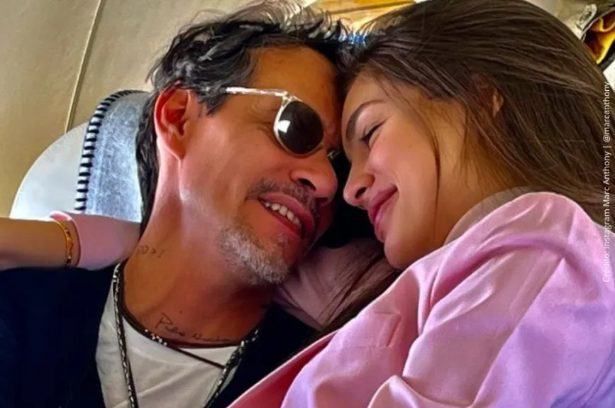 Marc Anthony con su pareja..jpg
