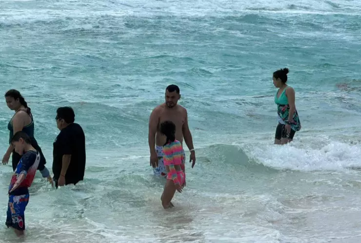 Fotos Sin importar evento surada, turistas y locales disfrutan de Playa delfines