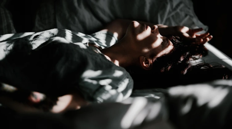 Insomnio-crónico-por-qué-nos-despertamos-mitad-noche