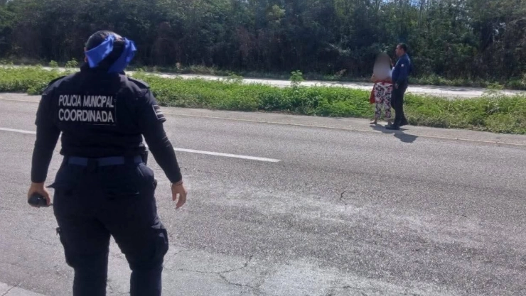 Auxilian a mujer que caminaba PERDIDA por la carretera Motul - Baca; esto es lo que se sabe