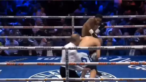 FOTO Boxeador logra nocaut escalofriante a su rival, le provocó convulsiones