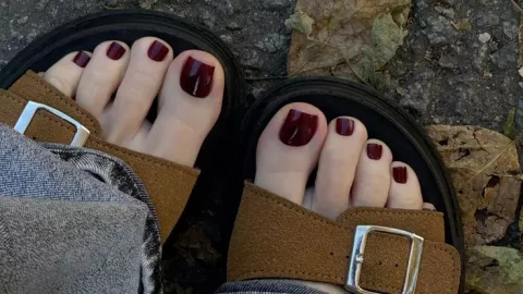 Uñas borgoña para unos pies elegantes