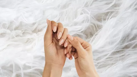 Uñas Base nude con brillo gloss